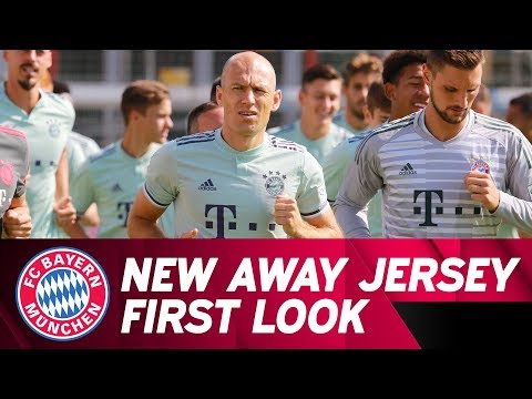 First Look at the New Away Jersey! /w FC Bayern Training Session | Re-Live