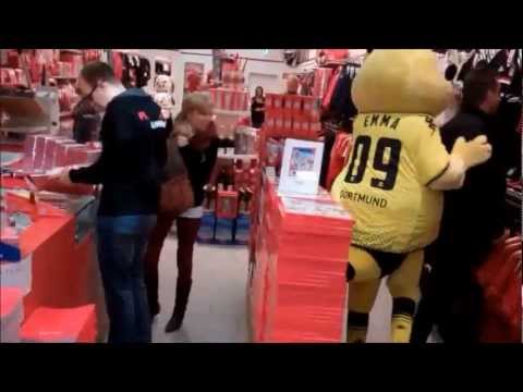 Emma Bvb im Bayern shop.avi