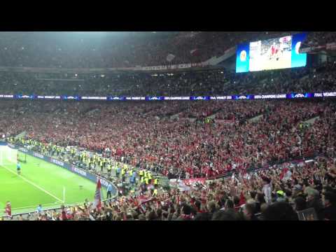 CL FINAL 2013 I Bayern Fans celebrate Arjen Robben’s GOAL!