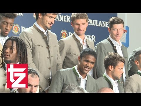 Thomas Müller und David Alaba machen Faxen beim Lederhosen-Shooting (FC Bayern)