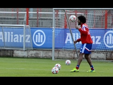 Dante and Mitchell Weiser playing keepy uppy – FC Bayern Munich